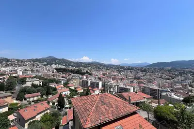 Image de Vue sur Nice au calme sur les hauteurs à quelques pas du centre de la ville.
