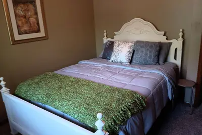 Image de Poplar Estate is a 3 bedroom, 3 bath house in a safe, friendly neighborhood.