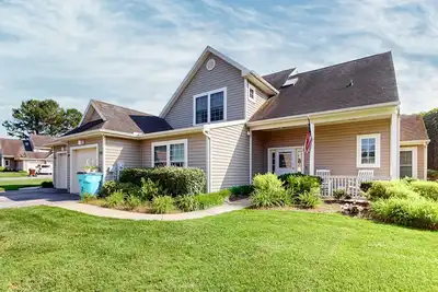 Image de Sun-filled retreat near beaches w/pool access golf, fireplace, W/D, & sunroom