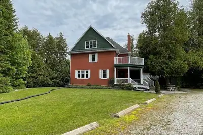 Image de Beach Front Charming Rustic Century Home for a relaxing getaway