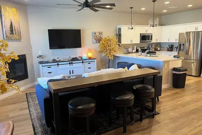 Image de Sit outside and enjoy the humming birds play as you look directly at Mt Humphrey