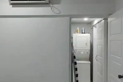 Image de 2-bedroom in Woodbrook walking distance to all a person would need while here.