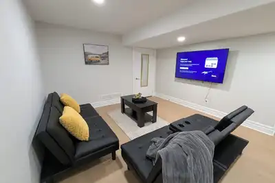 Image de Maple & Chill - Stay ‘eh’-mazing! Near border, Ev charge & all things Windsor-y!