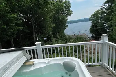 Image de Enchanting Alton Bay~Lake Winnipesaukee Retreat • Amazing Views & Hot Tub