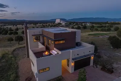 Image de New Custom Home with 360 mountain views sitting on #1 golf course in Nm!
