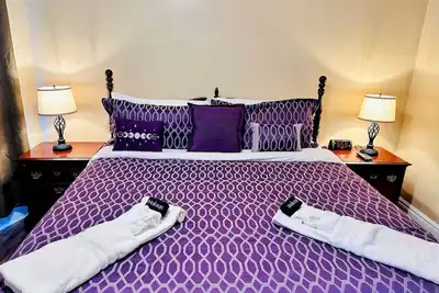 Image de Linwood Paradise Home in Elmwood Village with a balcony to enjoy your stay