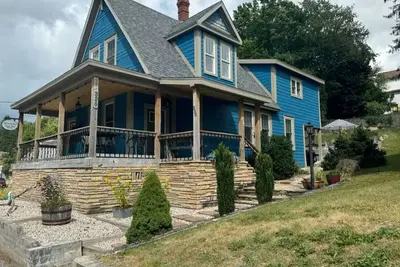 Image de Walk to Dining & River Walk | Cozy Backyard & Fireplace