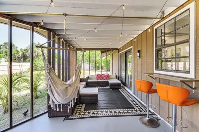 Image de 1 Block to Beach & Eats: Modern Indialantic Apt