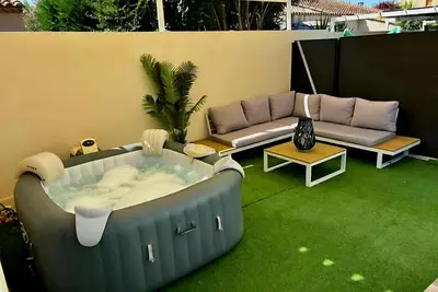 Image de Studio 4 personnes piscine et jacuzzi privé