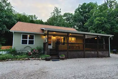 Image de Charming 3-Bed Cottage- WiFi & Fishing Pond in Eldon, Mo -15 Min to Bagnell Dam!