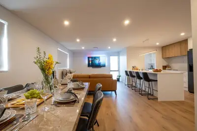 Image de 2 Houses side by side | Pet Friendly | Games Rooms | Walk to food outlets