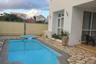 Image de 3-bedroom villa within walking distance to   Flic en Flac with Swimming pool, Ac