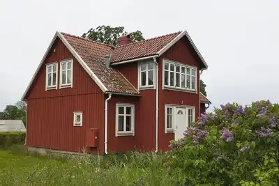 Image de Red house 200 meters from the water overlooking bird-rich beach meadows.