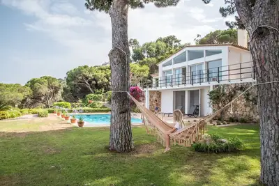 Image de Luxurious Mediterranean villa in front of the sea overlooking the bay of Sant Pol.