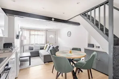 Image de The Barack Nest, Comfy 3br Home • Contractor Friendly • Town Central Stay• Free Parking + Wi-Fi