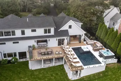 Image de Luxury Coastal Retreat Overlooking Buck's Creek and Nantucket Sound — Pool, Hot Tub, Outdoor Kitchen