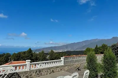 Image de Viilalascercas. Villayellowvillage