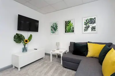 Image de Sovereign Gate est un bâtiment commercial rénové converti en 2 appartements de 2 chambres, situé au cœur de la ville de Portsmouth. Parking gratuit et idéalement situé pour accéder aux principaux axes de transport, aux ferries continentaux et à Gunwh