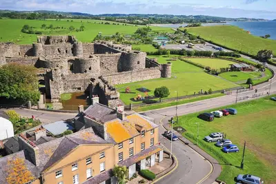 Image de 4 chambres à coucher à Beaumaris