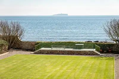 Image de Magnificent Beach Front House - sleeping 10 in five bedrooms