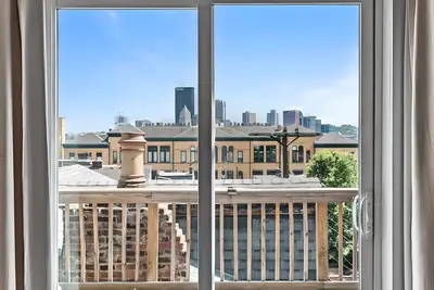 Image de Stylish City Escape w/ Rooftop Deck, Views + Walk to Stadiums & Museums