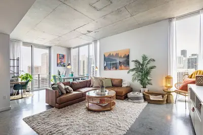 Image de 2br Centro Condo - Gym, Pool & City Views
