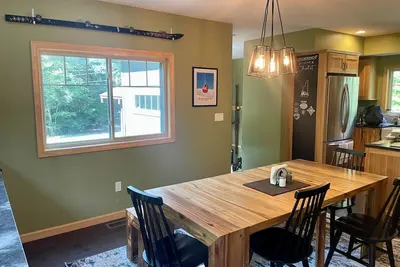 Image de New w/ 3 kingbeds, Ac, hot tub- 1 min to Storyland