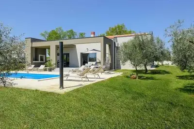 Image de Villa Tonina – Une oasis familiale élégante avec piscine privée au cour de l'Istrie