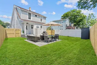 Image de Newly renovated beach house!