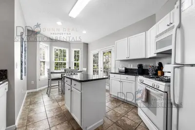 Image de 1505v A short walk to the beach.