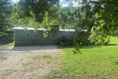 Image de Rosey's Retreat Charming 2-bedroom Country Cottage in LaFollette, Tennessee WiFi