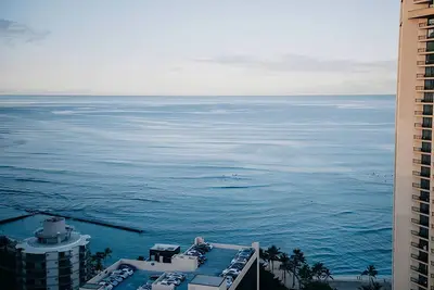Image de Indulge in Home-Like Comfort Rooftop Swimming Pool and Hot Tub!