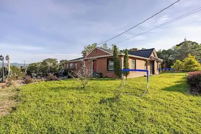 Image de Huge Farmhouse getaway hot tub, sauna, pool, games near Shenandoah and Caverns