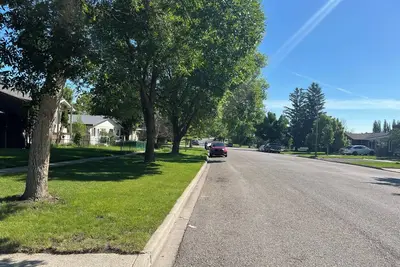 Image de Varsity Village Getaway. Cozy retreat on a quiet tree-lined street.