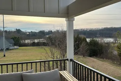 Image de Lakeside Tims Ford Lakehouse Resort Style Pool, Lake Balcony, Firepits, Hot Tub.