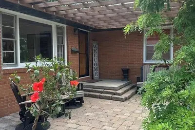 Image de Mid-Century Modern 4-bedroom house in charming Uptown Ankeny with WiFi, Ac