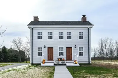 Image de Historical Homestead in peaceful farmland, only minutes away from Grand Park!