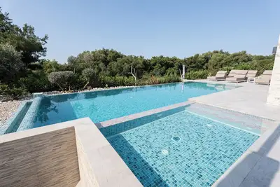 Image de Tranquil Luxury in Karavados