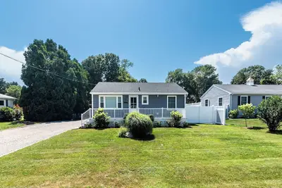 Image de Walk to 3 private Misquamicut beaches, 3-bdrm completely renovated beach house!