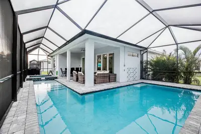 Image de Luxurious Retreat 4br/ 3. 5 Ba Heated pool/ spa