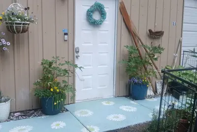 Image de Ev and RVs welcomed at this peaceful 1-bedroom sleeps 4 cabin.