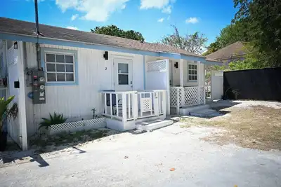 Image de Rock Sound 2br |Wine, Snacks, A/C + Walk to Eats