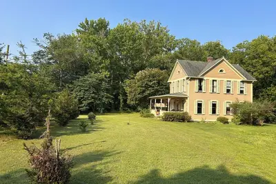 Image de Charming 2-bedroom farmhouse on 1. 5 acres in tranquil Clinton with WiFi, Ac