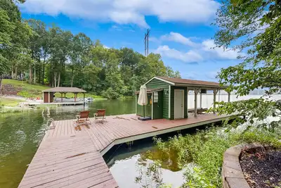 Image de Relaxing lakeside cabin with private dock, firepit, boat ramp and water access