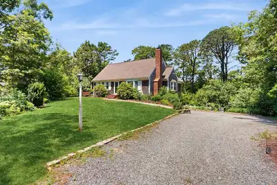 Image de Pond view home w/ Ac, sunroom, kayak & near town and beaches