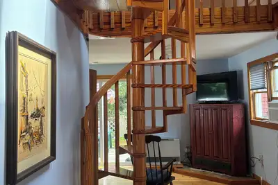 Image de Unique apartment with intricate woodwork and spiral staircase. 5 miles to beach!