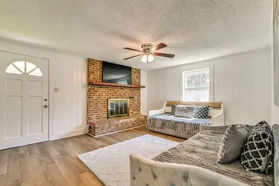 Image de Near Hospitals: Charming Home w/ Yard in Charlotte