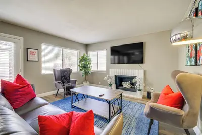 Image de Golf, Shop & Explore: Sleek Getaway in Henderson!