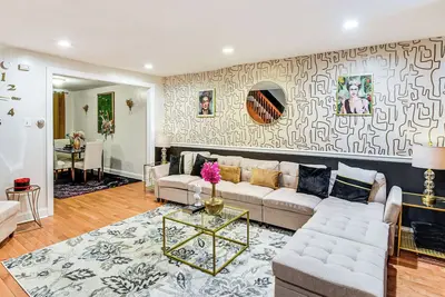 Image de 5 Mi to Center City: Townhome in Elmwood Park