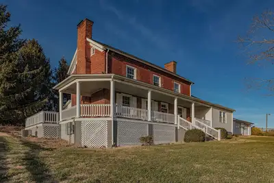Image de Charming Brick Farmhouse w/ Wraparound Porch in Brownsburg Va! ! Wifi & Ac